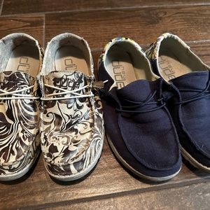 2 pair of women’s hey dudes